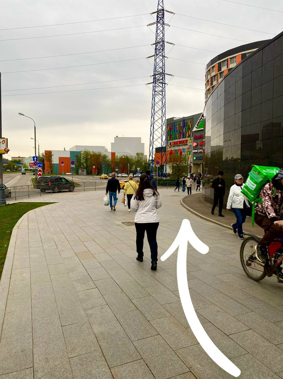 В сторону высокого рекламного щита